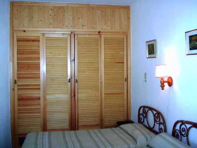 Die Schlafzimmer haben Doppelbetten und Einzelbetten und Einbauschr�nke