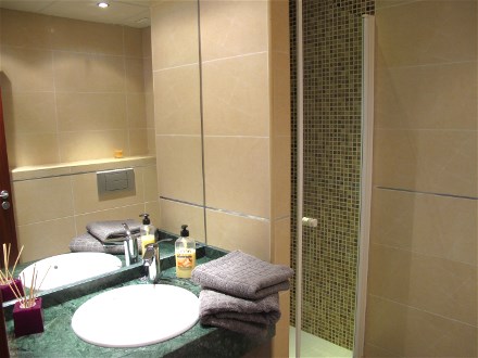 The bathroom in the holiday hous Casa Gopnzalo has modern tiles