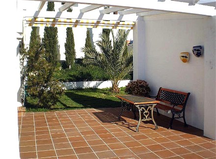 Neben dem Pool gibt es auch eine kleine Rasenfl�che