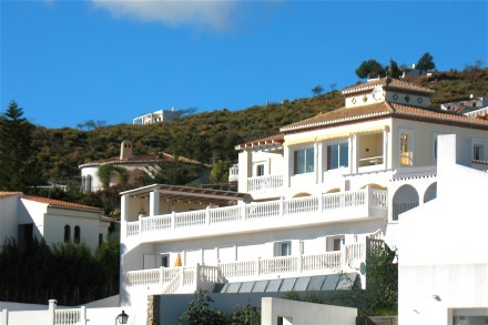 Die dreist�ckige Villa liegt in S�d Ost Lage