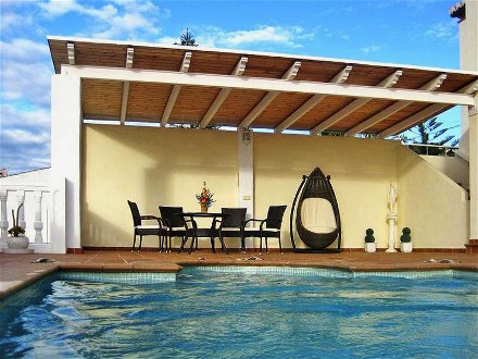 Neben dem Pool gibt es diese �berdachte Sitzecke mit Krorbm�beln