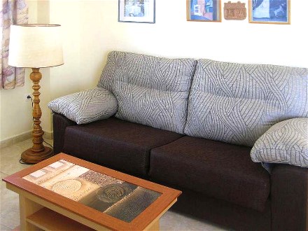 Im 45 qm gro�en Appartement steht diese braun Couch