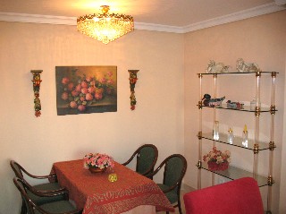 Im Wohnzimmer gibt es auch einen Esstisch mit 4 St�hlen