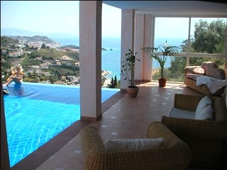 Neben dem Pool gibt es eine gem�tliche �berdachte  Sitzecke