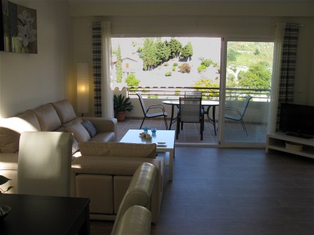 Die Terrassent�ren im Wohnzimmer lassen sich weit �ffnen