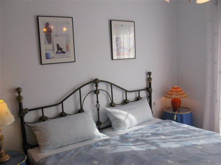 Das Schlafzimmer hat ein gro�es Doppelbett mit zwei Matrazen