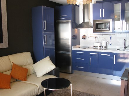 Die blaue, moderne Einbauk�che mit gro�em K�hlschrank ist gut ausgestattet