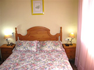 Schlafzimmer mit Doppelbett