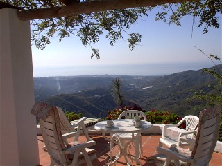 Von der Terrasse in S�dlage haben Sie einen sch�nen Blick auf Nerja und das Meer
