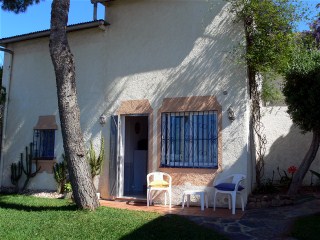 Eingang zum Ferienhaus mit Liegewiese und Terrassenst�hlen