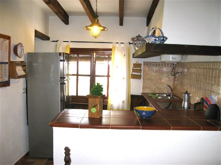 In der offenen K�che gibt es einen grossen K�hlschrank