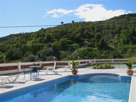 Der gro�e Pool liegt in S�dlage vor dem Haus