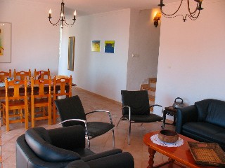 Das Ger�imige Wohnzimmer hat einen grossen Esstisch