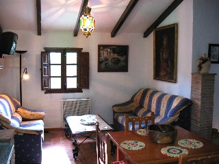 Das Wohnzimmer mit zwei Sofas kann im Winter gut beheizt werden