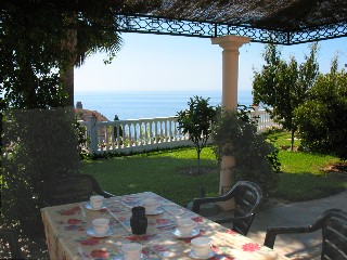 Von der mit einer Pergola �berdachten Terrasse haben Sie einen sch�nen Blick auf das Meer