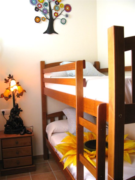 Das zweite Schlafzimmer hat ein Etagenbett und ebenfalls einen ger�umigen Einbauschrank