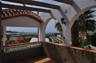 Von der teil�berdachten Terrasse haben Sie einen sch�nen Blick auf das Meer