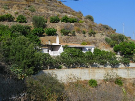 Hier sehen Sie die Finca El Zapo am Berghang oberhalb von Cotobro