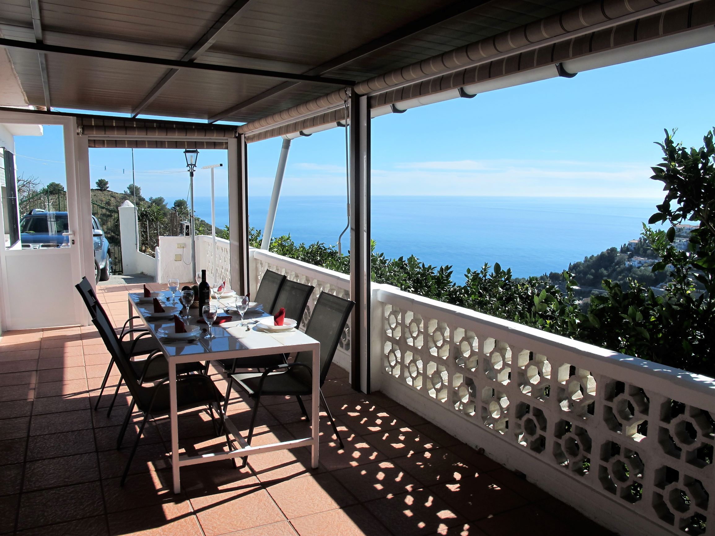 �berdachte Terrasse mit Meerblick